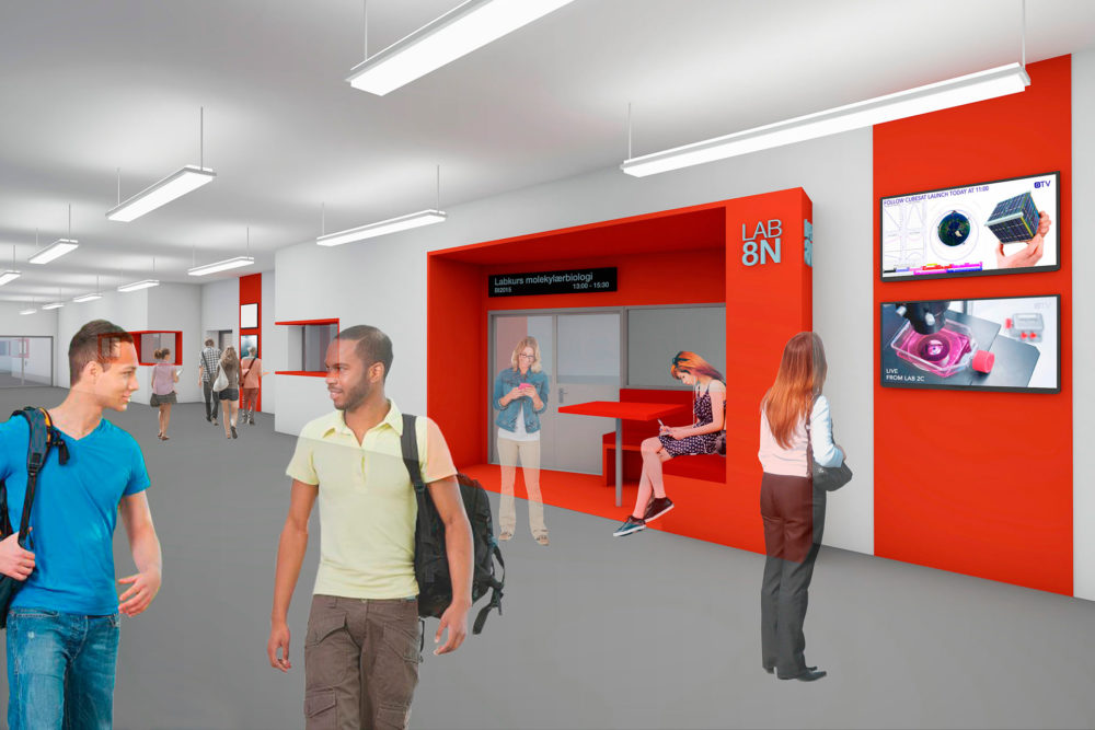 Korridorområde, med visuell kommunikasjon til undervisningsrom samt fokus på synlighet og lett informasjonsoversikt.
