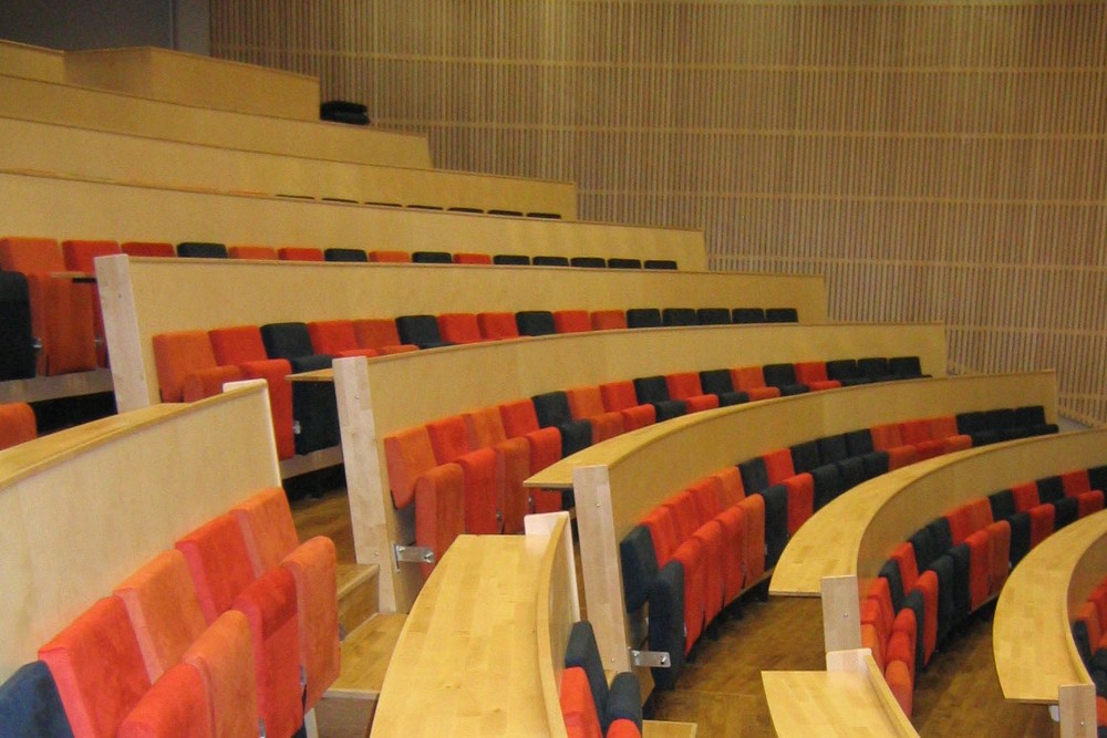 arkitektur_byaasen_videregaaende_skole_trondheim_interior_auditorium_benker